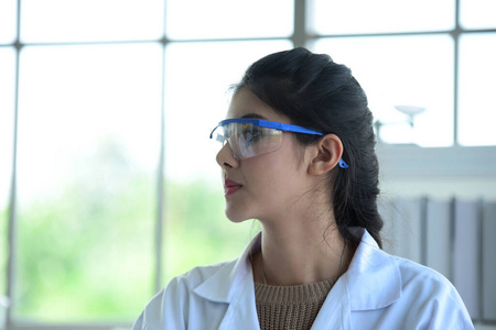 液体 化学 生物技术 显微镜 技术员 女人 实验室 研究员