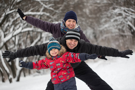 冬天一家人在雪地里玩耍。