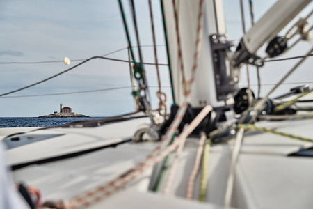 克罗地亚，亚得里亚海，2019年9月19日帆船比赛，很多绳子，鲜艳的颜色，透过绳索和桅杆看到灯塔