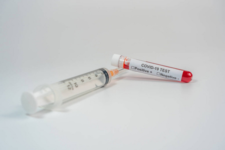 COVID19血液测试样本和注射器注射白色背景