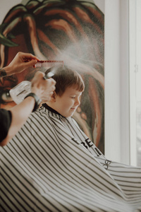 理发店 沙龙 客户 语气 剪刀 服务 时尚 小孩 头发 发型