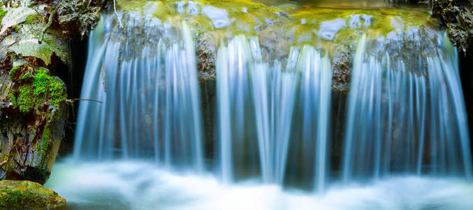 苔藓 放松 液体 瀑布 精彩的 美丽的 美女 岩石 峡谷