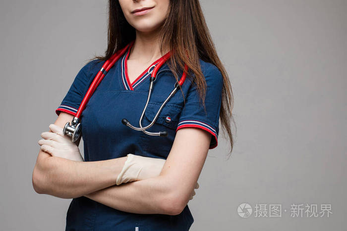 戴着乳胶手套的听诊器的护士