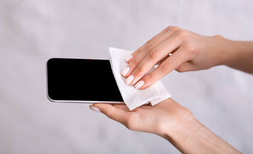 手机网速女孩擦智能手机消毒擦,空屏照片