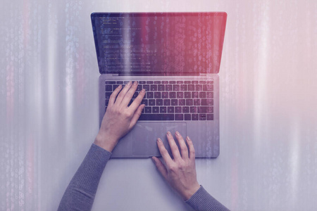 女性的手在笔记本电脑上写代码。双屏幕，拼贴