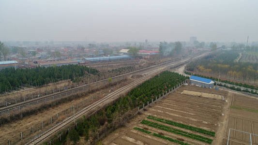 北京郊外的农村贫困村，在极端污染日有农田和火车轨道