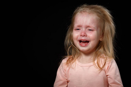 小女孩哭得很大声,她很伤心,她歇斯底里.她无法平静下来.