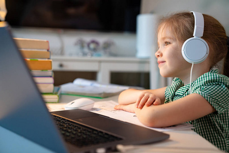 研讨会会议室在商务活动教育学术课堂培训课程中的探讨音乐是通用语言