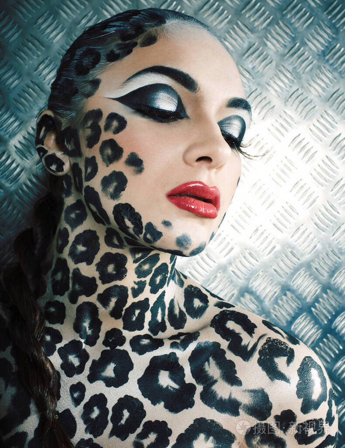 年轻性感女人全身豹妆猫贴身艺术印花特写
