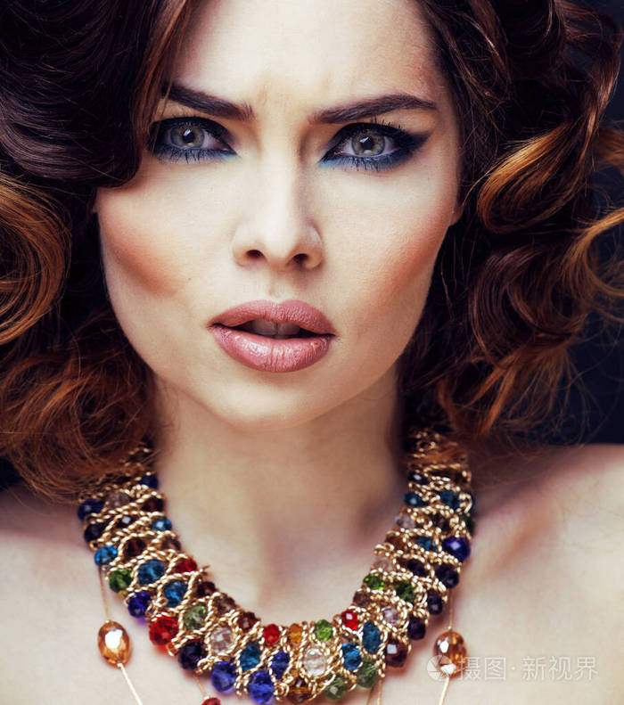 妆容亮丽的美女富婆黑色底妆时尚女士卷发