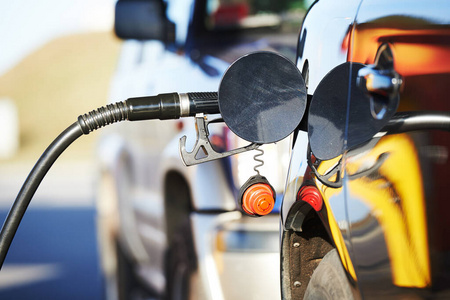 加注加油站向汽车加注柴油照片