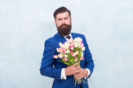 让我邀请你.留着胡子的男人带着郁金香花.恋爱约会.妇女节.3月8日.
