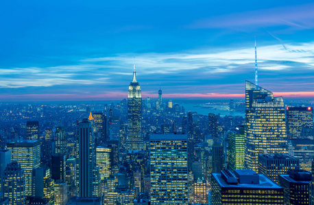 日落时纽约曼哈顿的夜景