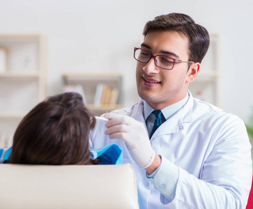 病人去看牙医定期检查和填充
