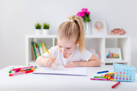 房间 铅笔 在室内 颜色 女孩 幼儿园 教育 作业 桌子