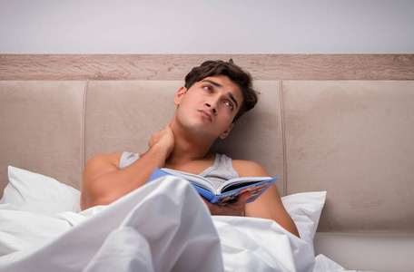在床上看书的男人图片