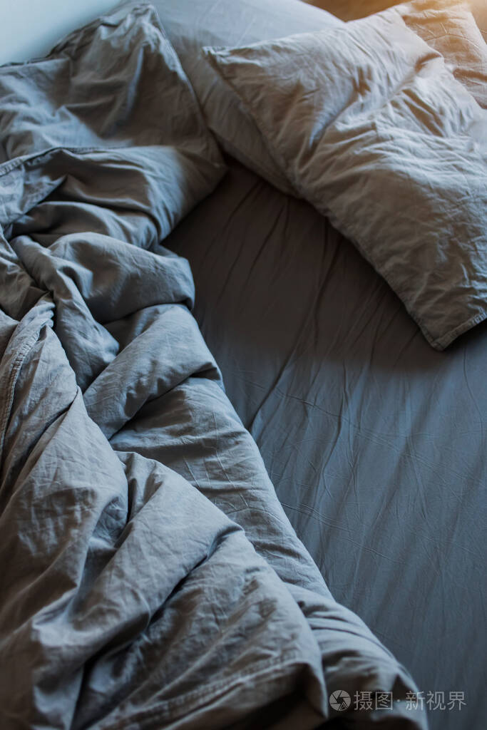 晚上睡觉后的蓝色床单和枕头