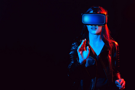 戴3D虚拟现实眼镜的女孩用手触摸投影屏幕