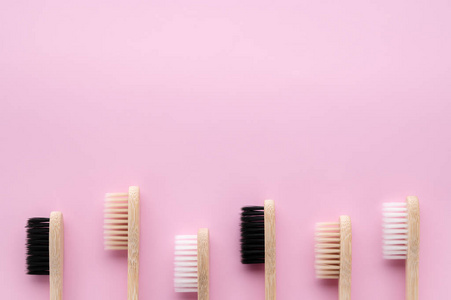 零浪费理念。一套环保型竹牙刷，粉粉色表面。