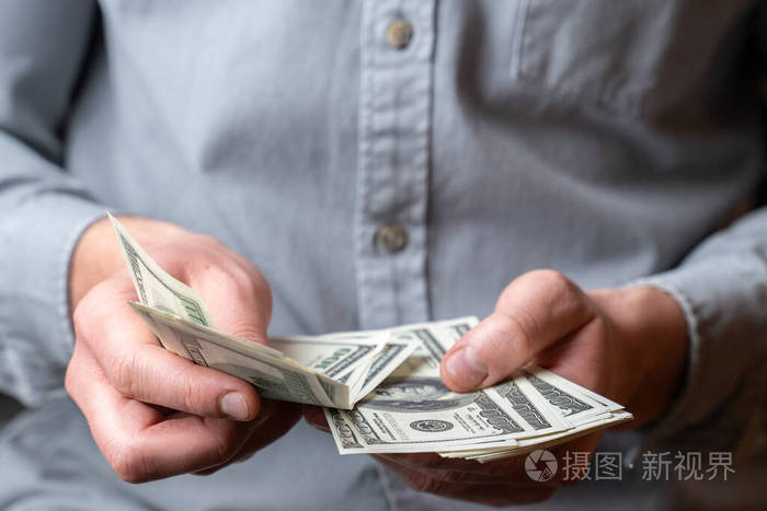成年男子双手数钱