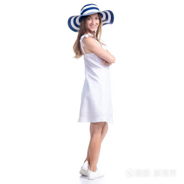 穿着盛装戴着夏日帽子的女人微笑着幸福地站着