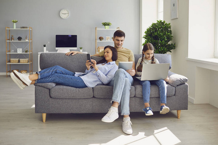 一家人在一起聊天图片