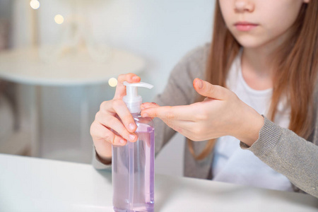 青少年用消毒剂洗手。