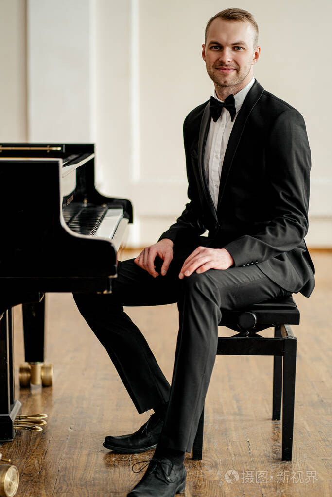 西装革履的年轻钢琴家画像