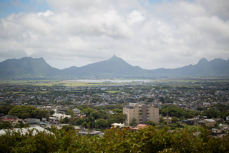 城市和山景。毛里求斯。