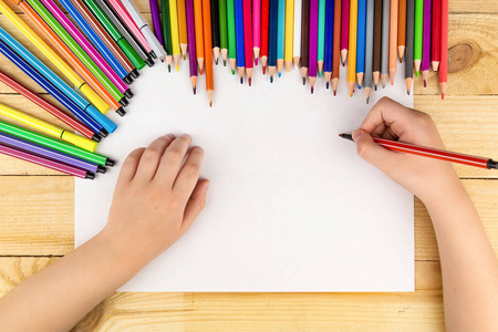 绘画 闲暇 育儿 教育 可爱的 画家 女孩 纸张 童年 学习