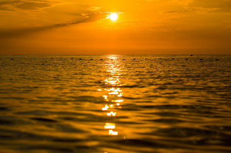 海卵石海滩日落鹅卵石海滩上令人惊叹的海上日落,太阳,海浪,云朵照片