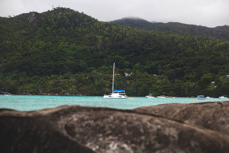 游艇和蓝色的海水毛里求斯在一座山的背景。