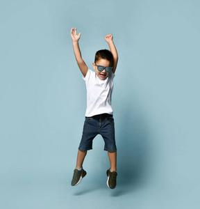 跳起来的小孩图片