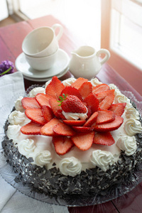 盘子 海绵 蛋糕 美丽的 草莓 浆果 婚礼 巧克力 牛奶