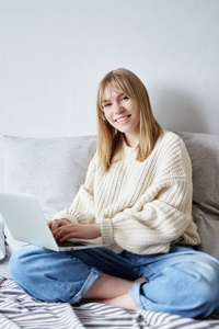 桌子 作业 青少年 打字 写作 女人 在线 网络空间 毛衣