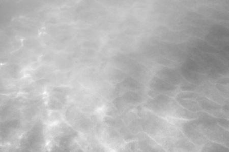 游泳池里的水。灰色。关于水的细节。纹理。色调