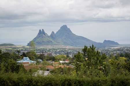 从山上俯瞰城市和群山。