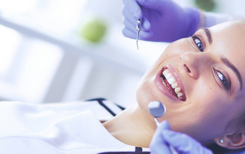 年轻女性患者张口检查牙科检查。