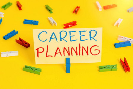 文字写作职业规划。战略规划你的职业目标和工作成功的商业理念彩色衣夹纸空提醒黄色地板背景办公室。
