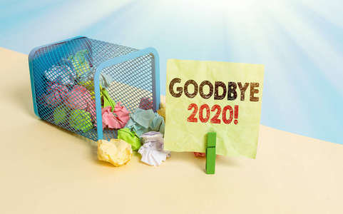写下告别2020的便条。商务照片展示分手时表达美好祝愿或在去年年底垃圾桶皱巴巴的纸衣夹提醒办公用品。