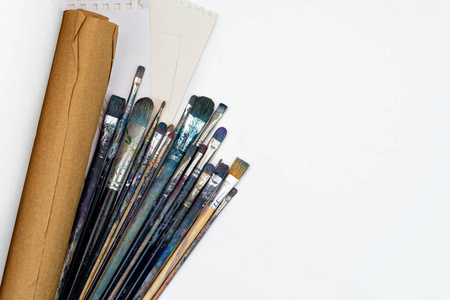 彩色画笔的平铺。艺术观念。涂装工艺。爱好在家学习。
