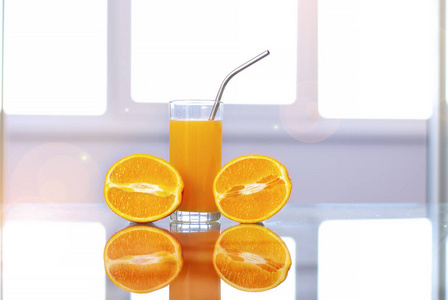 浅白背景下厨房餐桌上的水果橘子和橙汁