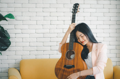 音乐家 女孩 女士 木材 漂亮的 声音 沙发 吉他 工具