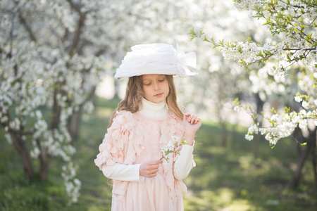 春天 乐趣 女人 微笑 可爱的 幸福 花园 帽子 自然 肖像