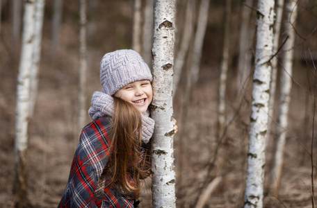 幸福 白种人 拥抱 女孩 森林 漂亮的 微笑 美丽的 自然