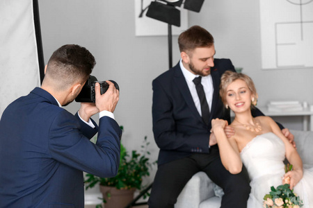 艺术 职业 浪漫的 演播室 照相机 结婚 摄影师 夫妇 成人
