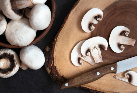 干野牛肝菌菇桩, 特写食用菌(蜜菇)1白菇木菜板上