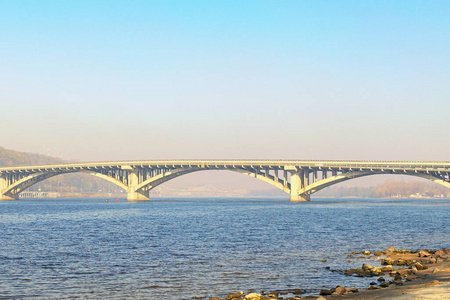 建筑 路堤 城市景观 旅行 乌克兰 天空 阳光 轨道 反射