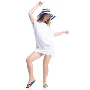 夏天戴着太阳帽的女人笑着快乐地跳舞