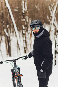 冬天在森林里骑山地自行车。